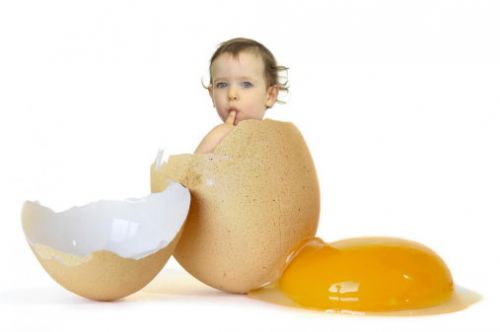 Ребенок и яйцо