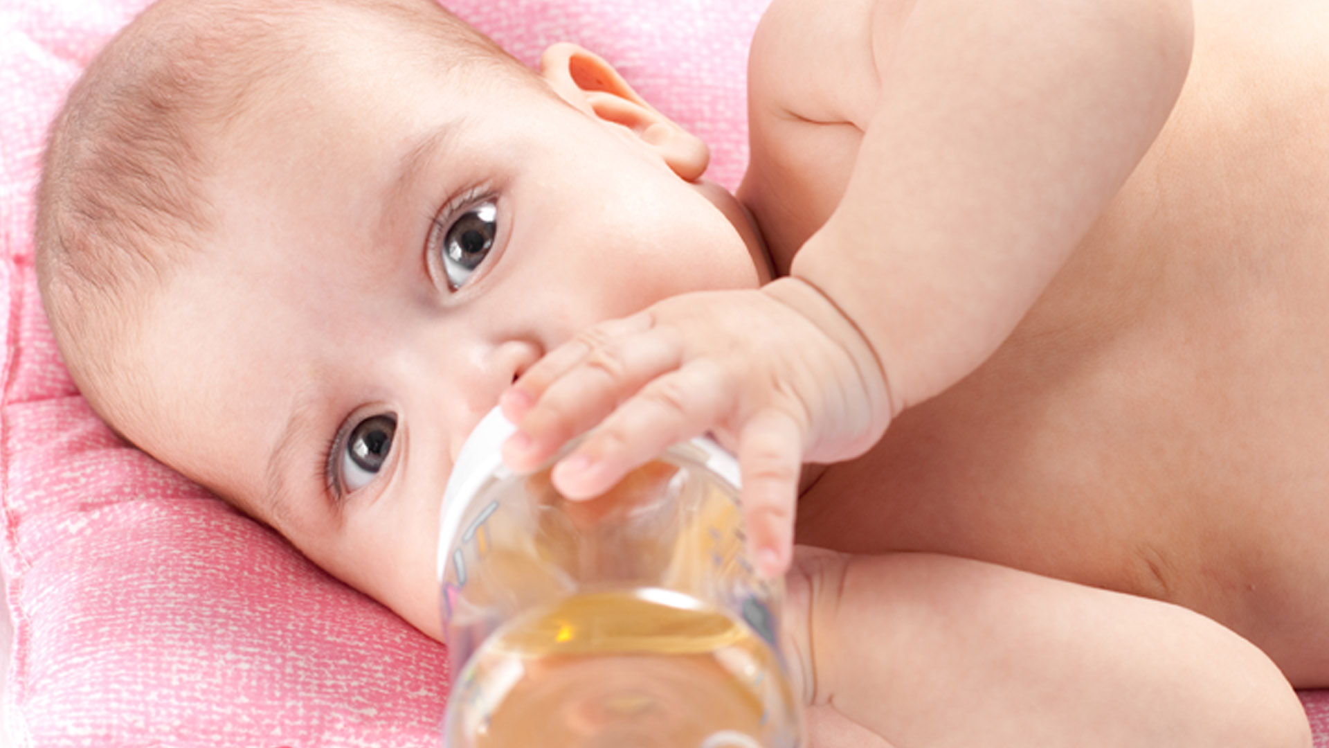 Новорожденным дают воду пить. Младенец в воде. Питье для новорожденного ребенка. Сок для новорожденных детей. Младенец пьет из бутылочки.