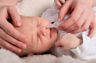 Как очищают нос младенца