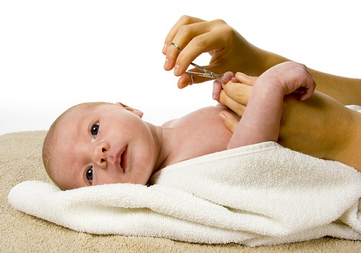 Новорожденному ребенку обрезать ногти лучше во врем бодрствования