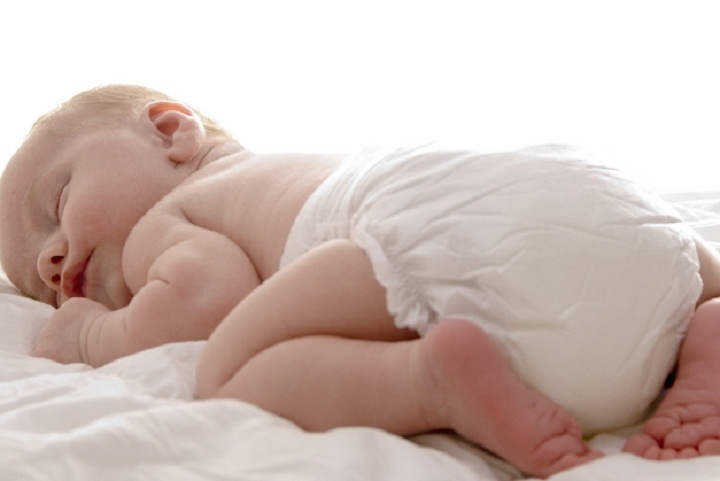 Сладкий сон малыша в памперсе