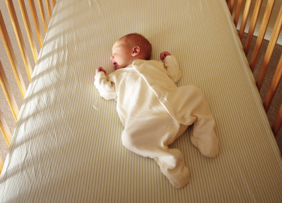 Правильная поза для сна младенца - лежа на спинке