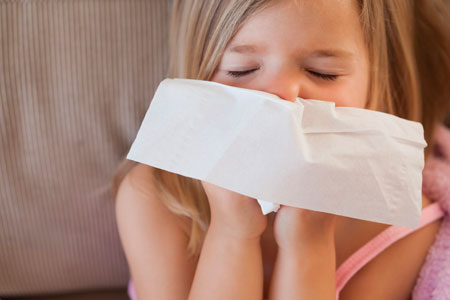 Простуда у ребенка: лечить или нет