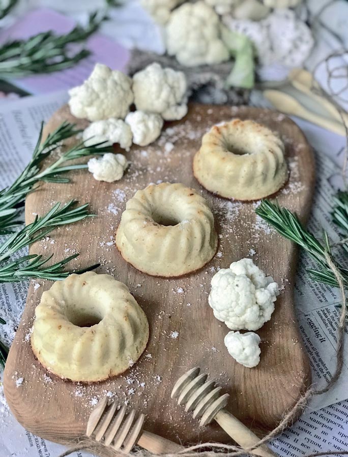 Кексы из цветной капусты с яйцом и сыром