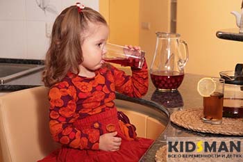 ребенок пьет компот из сухофруктов
