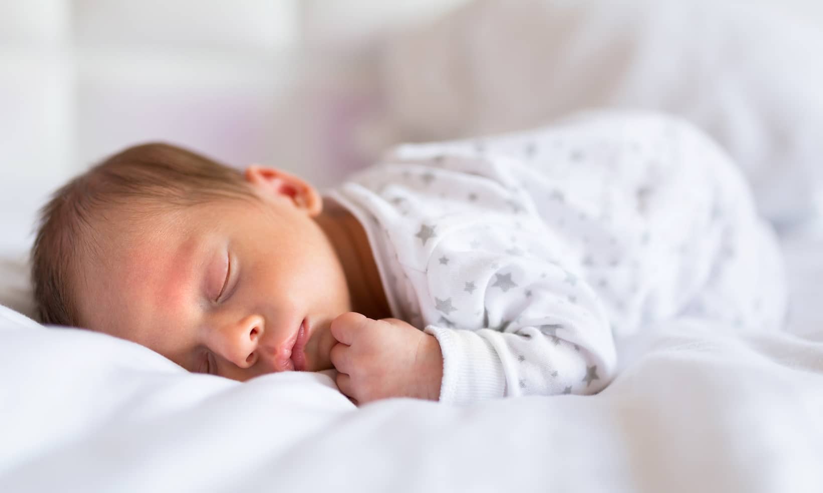 Можно ли новорожденному и месячному ребенку спать на животе подогнув под себя ножки