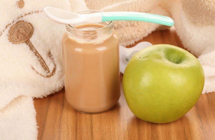 Яблочное пюре – источник витаминов для маленького ребенка