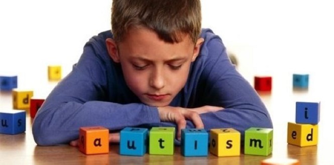 ребенок и слово аутизм из кубиков