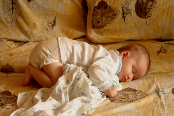 Спящий новорожденный малыш