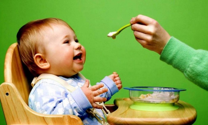Ребенку протягивают ложку с едой