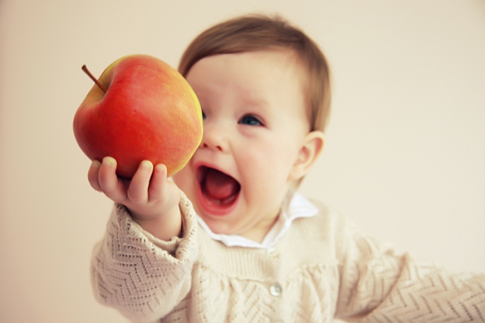 Кормление ребенка яблоком