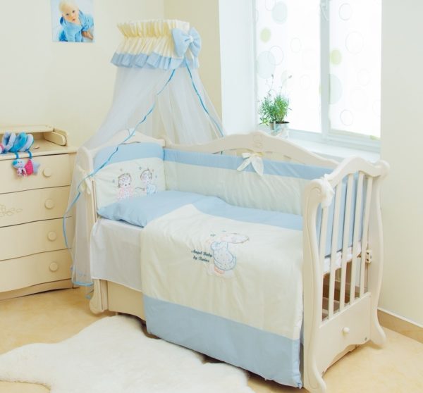 Кроватка с постельным комплектом для грудного ребёнка