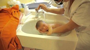 Как купать новорожденного