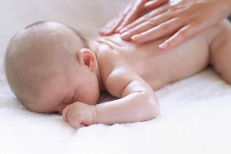Профилактика срыгивания: ребёнок лежит на животике
