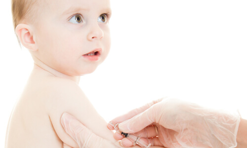 Ребенку вводят вакцину