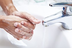 Мытье рук перед промыванием глаз новорожденному