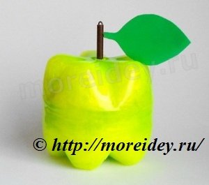 яблоко - поделка из пластиковых бутылок для сада и дачи