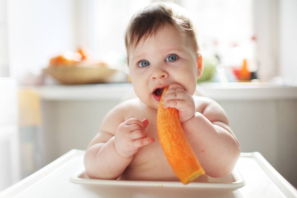 Малыш может кушать твердую пищу