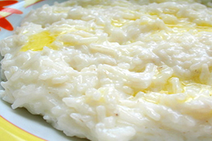 Рисовая молочная каша с бананом и сливочным маслом