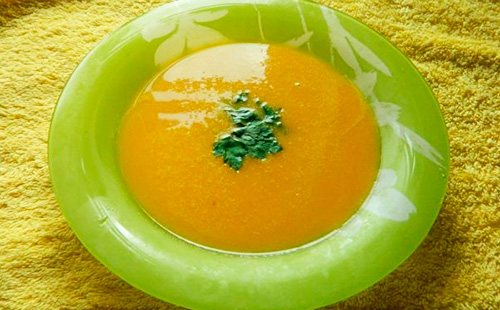 Суп из тыквы в зеленой тарелке