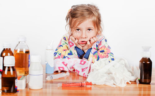 Девочка и лекарства от простуды