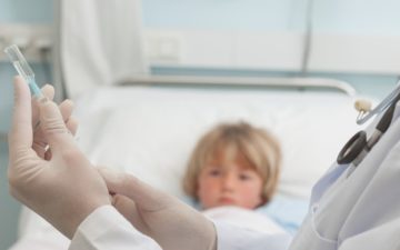 врач набирает шприц