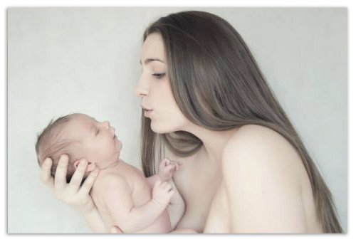 Младенец на руках у матери.
