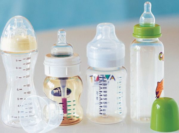 Стерилизацию бутылочек можно производить специальным электрическим стерилизатором, который предназначен для дезинфекции детских вещей