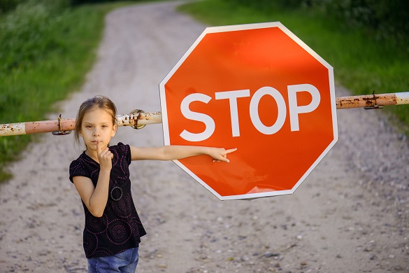 Девочка показывает на знак "Stop"