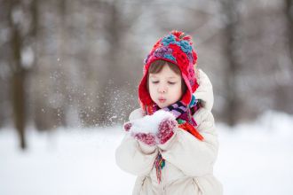 Как гулять с новорожденным зимой: 7 вопросов