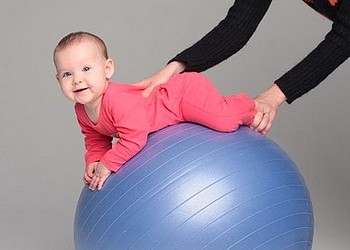 Польза упражнений на фитболе для младенцев