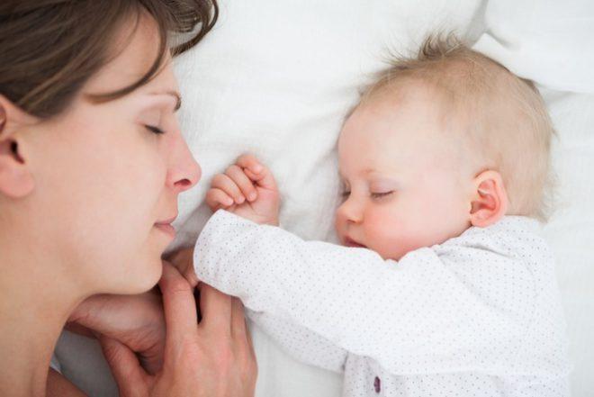 малютка спит с мамой baby spit s mamoy