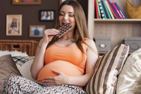 Шоколад при беременности можно употреблять, однако делать это нужно умеренно