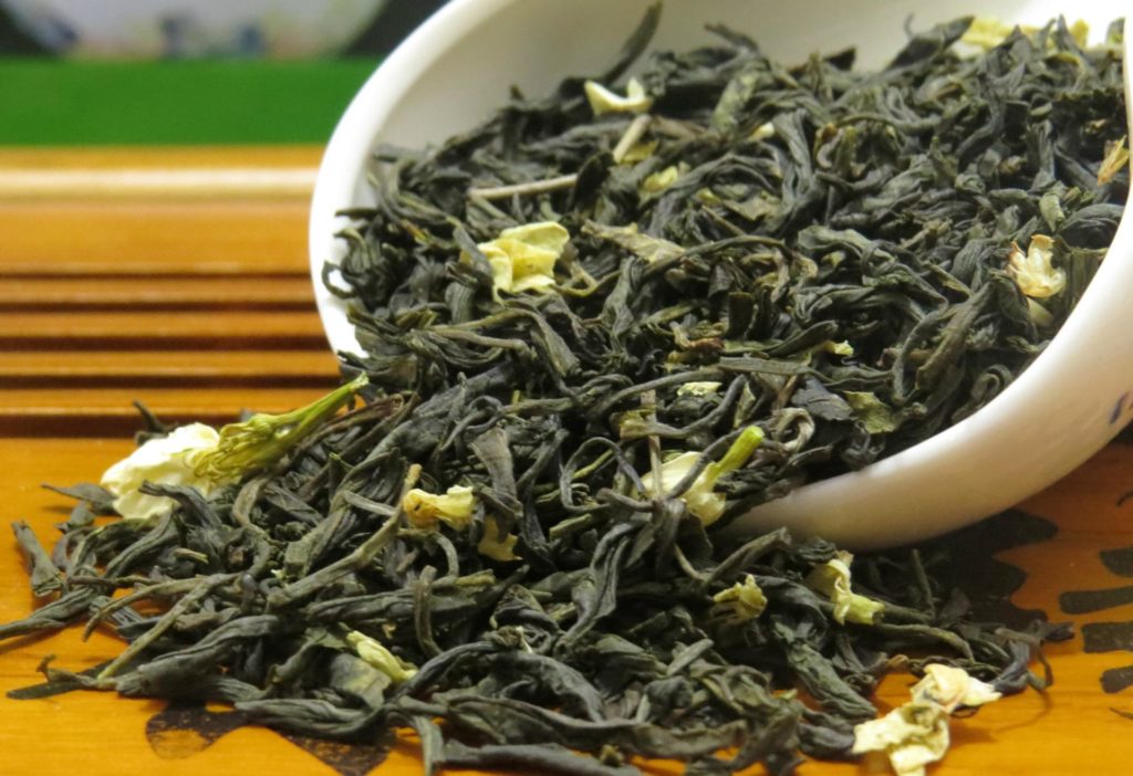 Зеленый чай с жасмином заварка на столе