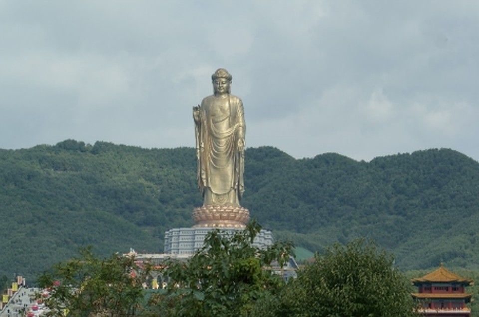 Самая высокая статуя в мире изображает Будду Вайрочана. Фото - Zgpdszz, Wikipedia 