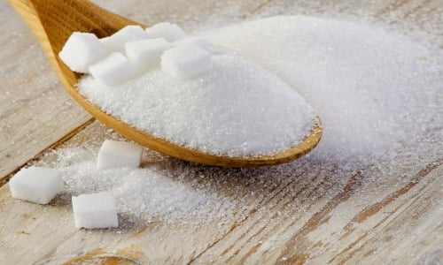 Сахар в мизерном количестве можно добавлять в пищу только по разрешению лечащего врача