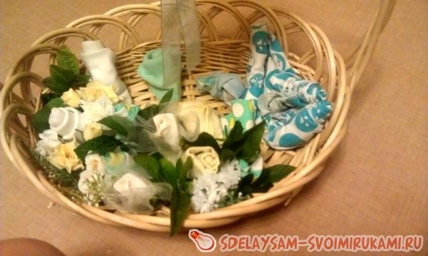 Букет из одежды для новорожденных