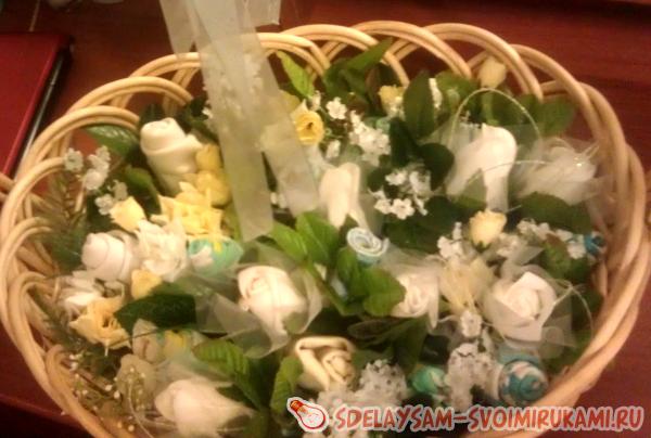 Букет из одежды для новорожденных