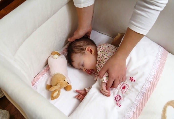 Как часто менять постельное белье новорожденному