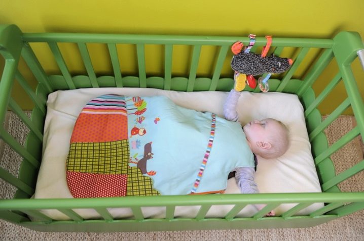 Игрушки на кроватку для новорожденных: виды и советы по выбору 