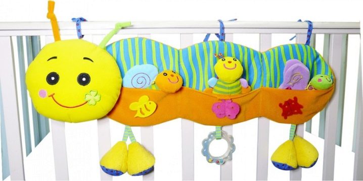 Игрушки на кроватку для новорожденных: виды и советы по выбору 