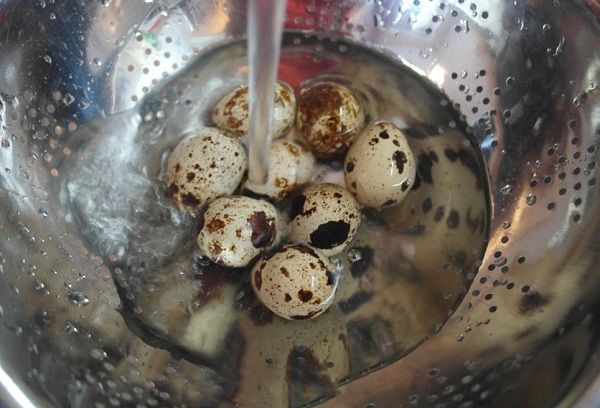 промывание яиц в воде