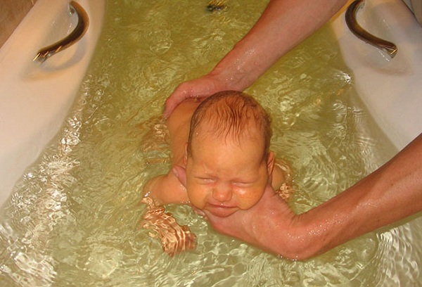 первое купание ребенка