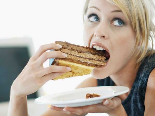 Девушка ест торт