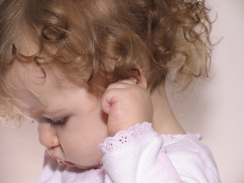 Почему ребенок чешет уши