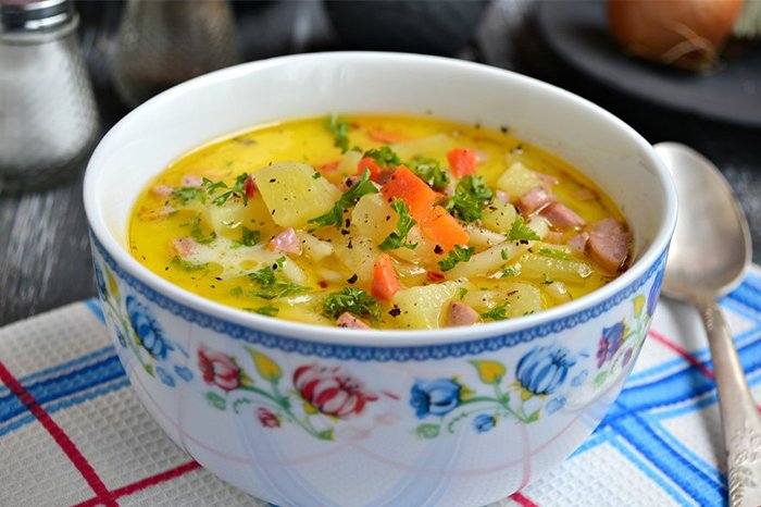 суп с плавленным сыром и сосисками 