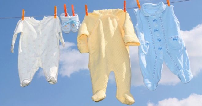 Чем стирать вещи для новорожденного, как выбрать средство и способ стирки?