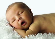 новорожденный дергается во сне