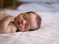 Новорожденный ребенок плохо спит