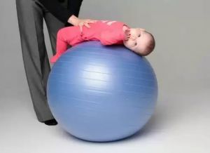 упражнения на мяче для грудничка 2
